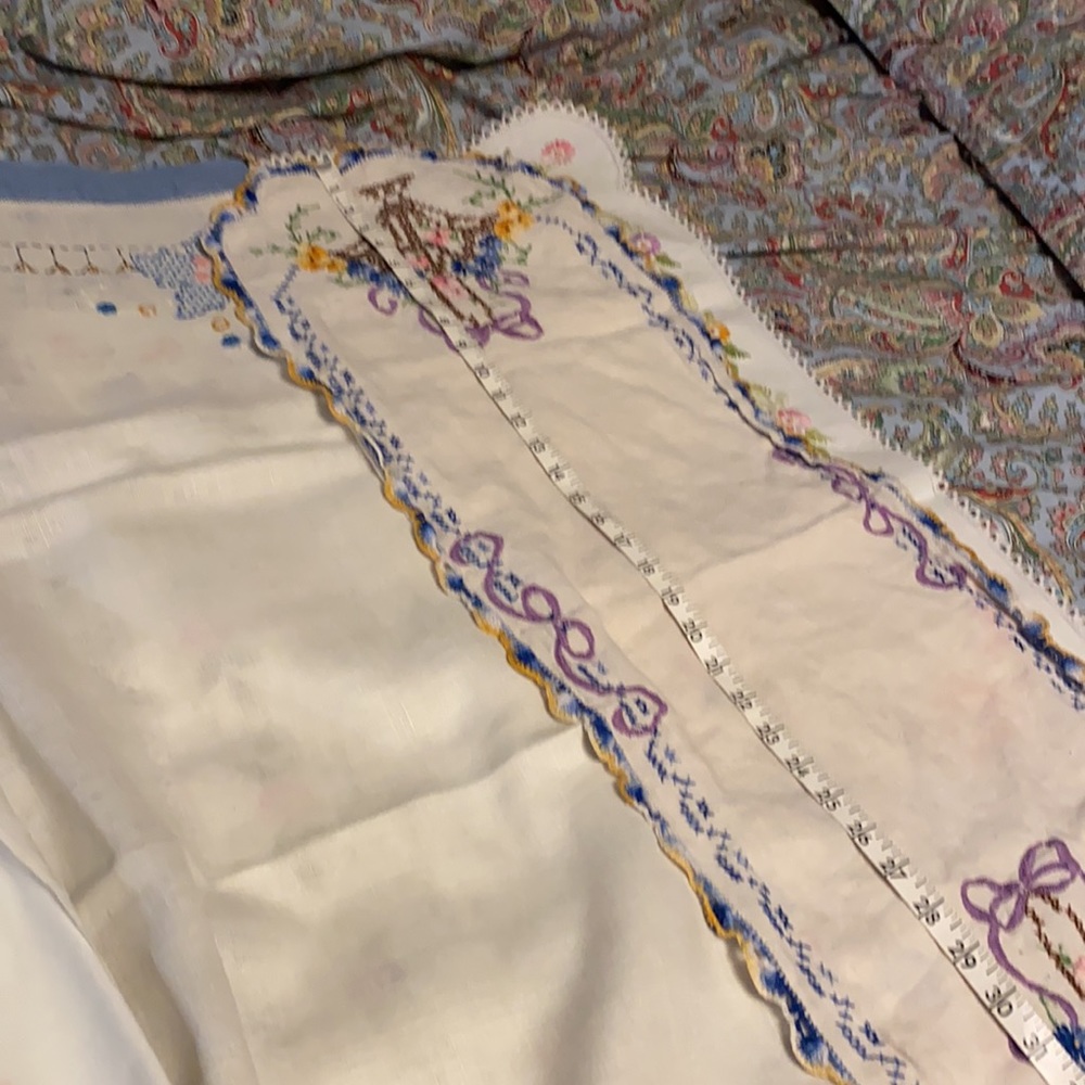 Lot of Vintage dresser scarves/ protectors - Picture 13 of 14